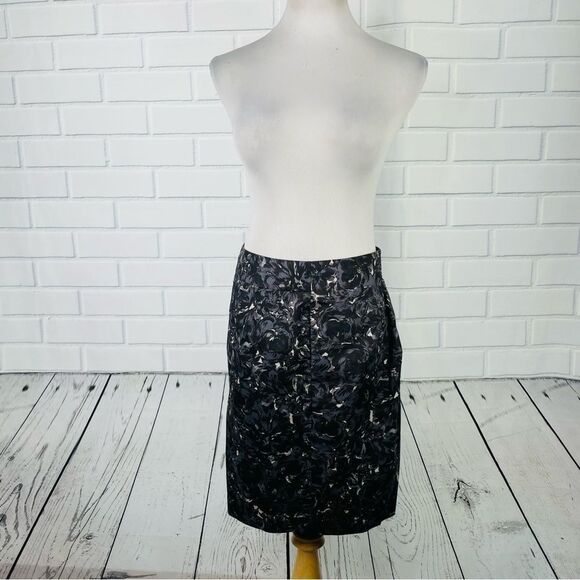 10/$25🦋 LOFT Dark Gray & Black Floral Skirt - Size 4 - Picture 1 of 13